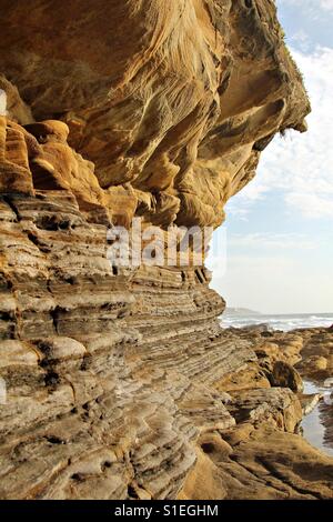 Schichten von einer Felswand Sedimentgestein in s Küstenlage. Stockfoto