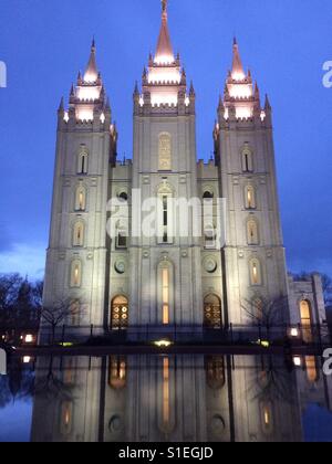 Dies ist der Tempel der Mormonen in Salt Lake City in der Abenddämmerung. Die tiefblauen Wolken im Hintergrund und den hell erleuchteten, Tempel arbeiten wunderbar zusammen, um ein sehr kohärentes Werk zu schaffen. Stockfoto