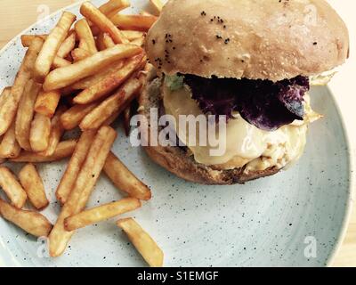 Chicken Burger mit Pommes frites Stockfoto