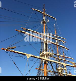 Spars Masten und Takelage der Großsegler im Dock gegen einen perfekten blauen Sommerhimmel Stockfoto