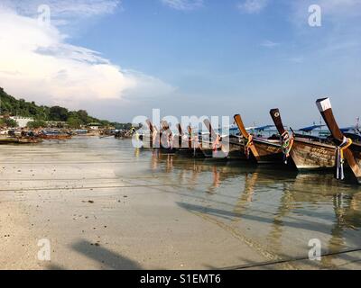 Thai Boote am Strand Insel aufgereiht Stockfoto