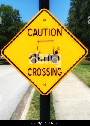 Vorsicht Golf Cart Crossing Zeichen Stockfoto