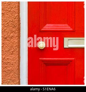 Nahaufnahme der leuchtend rote Holztür Stockfoto