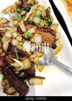 Chinesische Filet Steak in Chili, Koriander und Zwiebeln Soße Stockfoto