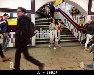 Passagiere im Clapham Junction Railway Station in London, England Stockfoto