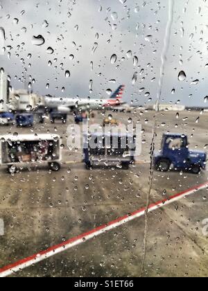 Blick aus dem Flugzeugfenster an einem regnerischen Tag. Stockfoto