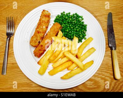 Fischstäbchen, Pommes Frites und Erbsen Stockfoto