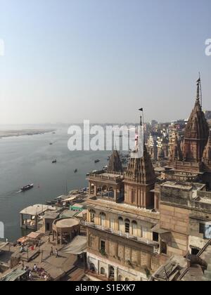 Blick über Varanasi und dem Fluss Ganges, Indien Stockfoto