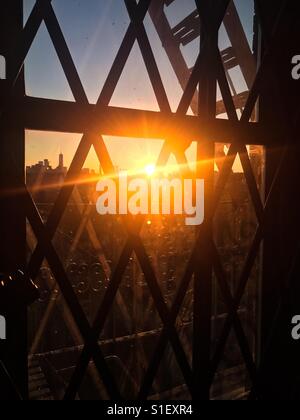 Sonnenuntergang über einem geschlossenen Fenster in Brooklyn mit Blick auf die Skyline von Manhattan. Stockfoto
