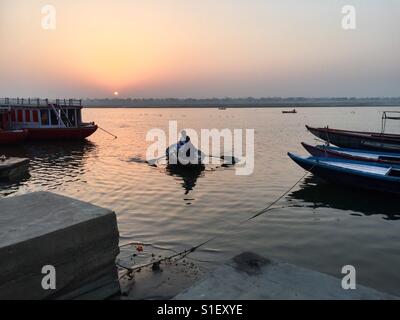 Sonnenaufgang über dem Fluss Ganges in Varanasi, Indien Stockfoto