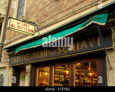 Venezianische alte Weinstube Stockfoto