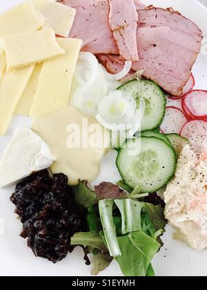 Grundlegende Salatteller mit Käse und Schinken Stockfoto