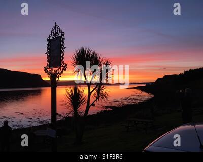 Sonnenuntergang aus Stein auf der Insel Skye von Loch Bay Blick auf The Minch mit Eaval / Eabhal 347 Meter auf North Uist in den äußeren Hebriden Western Isles - OotThere Stockfoto