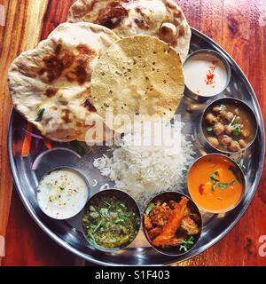 Ein indisches Thali sortierten Curry, Naan-Brot, Pappadum, Reis an Maya, Surry Hills, Sydney Stockfoto