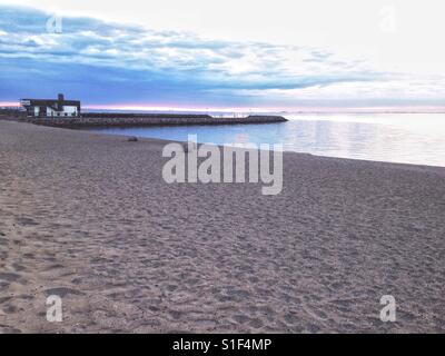 Am frühen Morgen am Strand Stockfoto