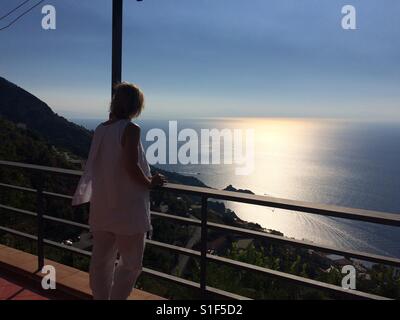 Frau, genießen Sie den Blick auf das Meer, die Küste von Amalfi, Italien Stockfoto