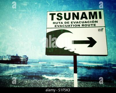 Tsunami-Warnschild am Strand in Lima, Peru Stockfoto