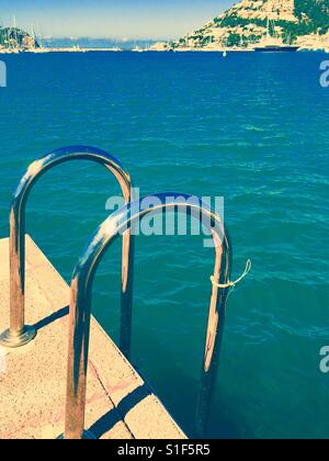 Leiter zum Meer in Port Andratx auf der Insel Mallorca in Spanien in Europa Stockfoto