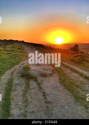 Sonnenuntergang auf dem Fußweg auf Otley Chevin West Yorkshire Stockfoto