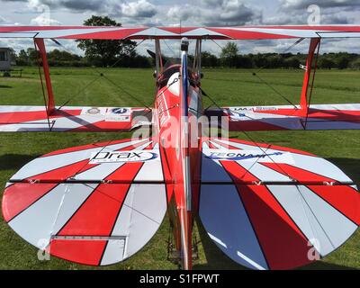 Sherwood Ranger Doppeldecker auf einem Rasen-Flugplatz Stockfoto