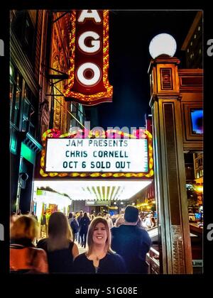 Chris Cornell Konzert - Frau stand vor Festzelt Chicago Theater unter der Menge zu einem Konzert von Chris Cornell geleitet. Stockfoto