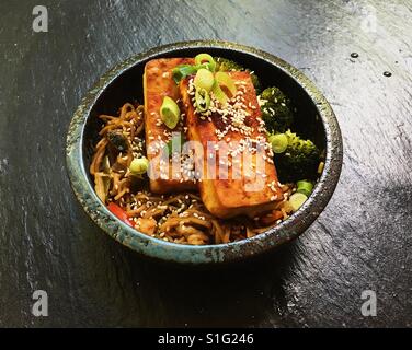 Tofu & Gemüse unter Rühren braten Stockfoto