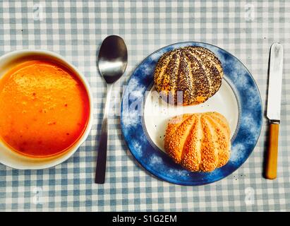 Würzige Butternuss-Kürbis-Suppe mit bestreute Brötchen Stockfoto