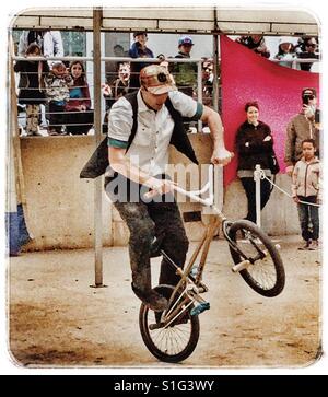 Junger Mann Kunststücke auf dem Fahrrad. Stockfoto