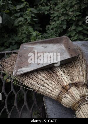 Reinigung eines Gartens Stockfoto