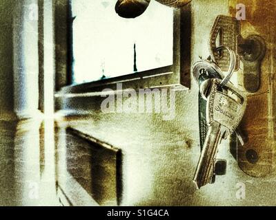 Schlüsselbund in eine Haustür-Sperre Stockfoto