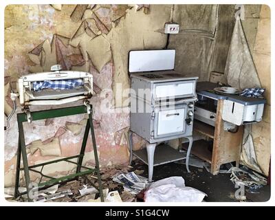 50er Jahre Küchengeräte in einem verlassenen Bauernhof-Haus. Stockfoto