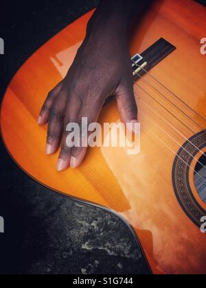 Frauenhand auf Gitarre Stockfoto