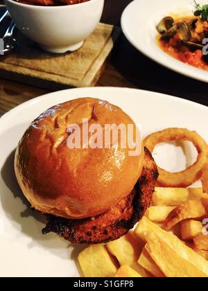 Gourmet-Burger und Pommes frites Stockfoto