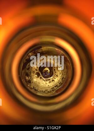 Auf der Suche nach unten in eine leere Flasche Bier Stockfoto