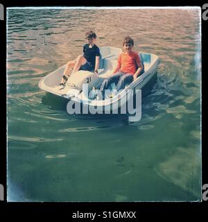 Zwei jungen im Tretboot Stockfoto