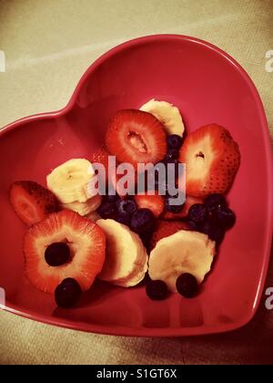 Obst in eine rote Schale Stockfoto