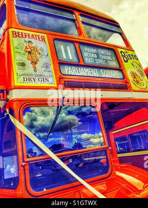 Original London rot Routemaster Doppeldeckerbus dekoriert mit Band für Hochzeit Stockfoto