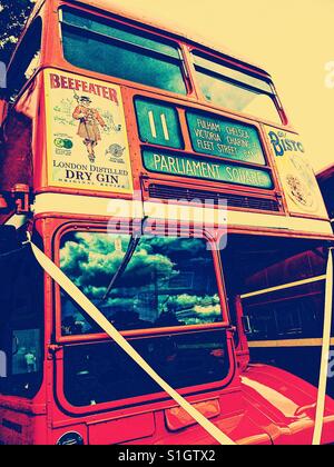 Original London Routemaster Doppeldeckerbus dekoriert mit Band für Hochzeit Stockfoto