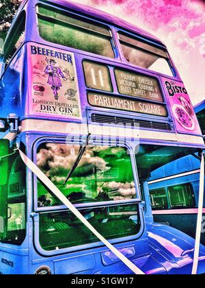 Routemaster Doppeldecker London Bus dekoriert mit Band für Hochzeit Stockfoto