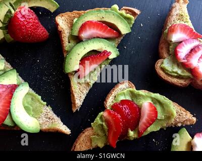 Avocado-Toast mit Erdbeeren Stockfoto