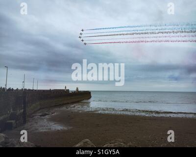 Die Royal Air Force Red Arrows überfliegen Whitehaven in Cumbria, UK Stockfoto