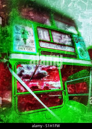 Londoner Doppeldeckerbus Routemaster dekoriert mit Band für Hochzeit Stockfoto
