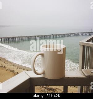 Kaffee auf dem Balkon des Crowne Plaza, Ventura, California Stockfoto