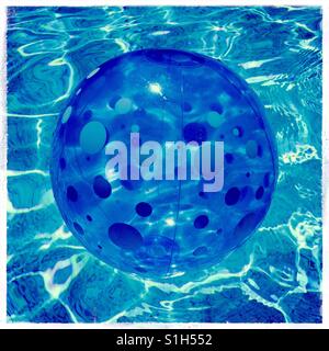 Blaue Beachball im Schwimmbad Stockfoto