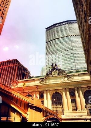 Grand Central Terminal mit Viadukt im Vordergrund und die MetLife Gebäude im Hintergrund, Midtown New York City, USA Stockfoto