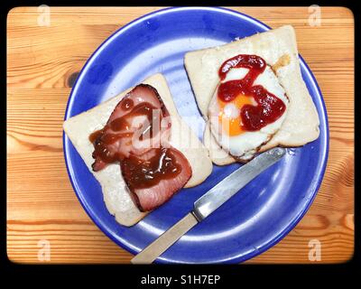 Speck und Spiegelei belegte Brötchen Stockfoto