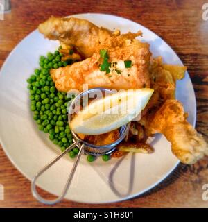 Fish And Chips mit Erbsen Stockfoto