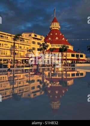 Coronado, Kalifornien, USA - 27. November 2016: Eisbahn auf dem Rasen des Hotel Del Coronado während der Weihnachtsfeierlichkeiten. Stockfoto