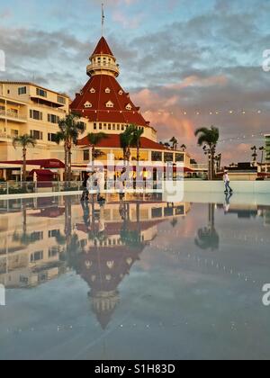 Coronado, Kalifornien, USA - 27. November 2016: Eisbahn auf dem Rasen des Hotel Del Coronado während der Weihnachtsfeiertage. Stockfoto