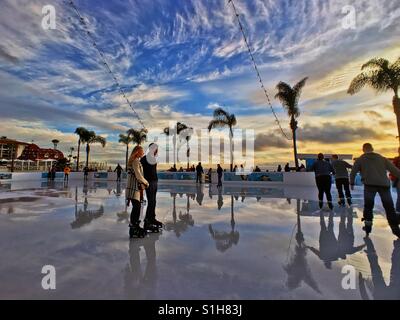 Coronado, Kalifornien, USA - 9. Dezember 2016: Leute Eiskunstlaufen eine Outdoor-Eisbahn auf dem Rasen des Hotel Del Coronado während der Weihnachtsfeierlichkeiten. Konzept der Weihnachtsfeierlichkeiten, Winter, Fun. Stockfoto